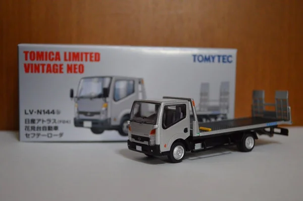 Tomica Ltd Vintage Neo LV-N144b Nissan Atlas F24 Hamamidai Safety Loader 1/64