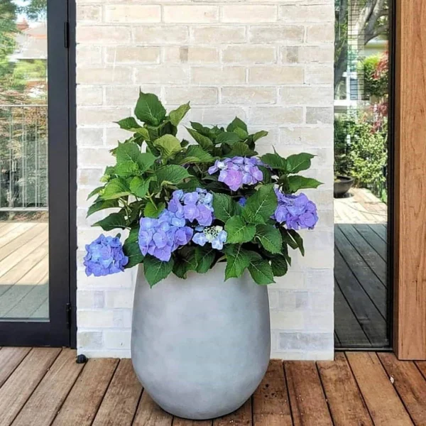 DreamPatio La Mirada 1-Piece Fiberstone Tappered Planter - 15x15x16.5 - Silver