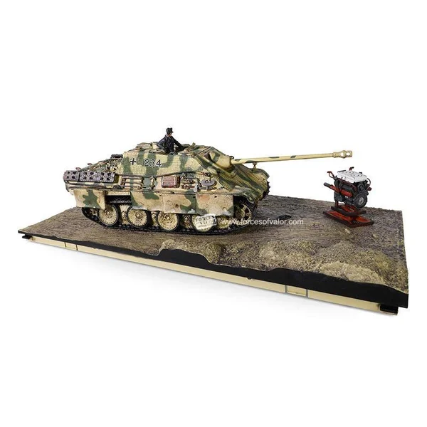 Forces of Valour 1:32 German SD. Kfz. 173 Jagdpanther Ausf. G1 Tank Destroyer with Zimmerit - 590cm, schwere Panzerjager Abteil