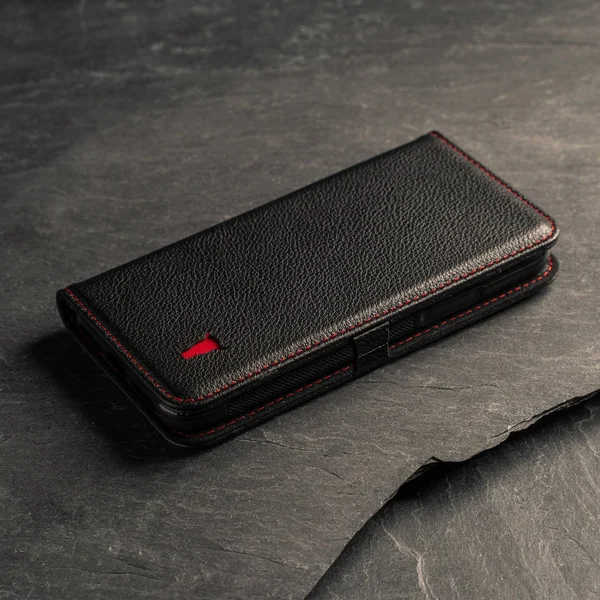 iPhone SE (2020) & iPhone 7/8 Leather Case - Black with Red Detail - Torro