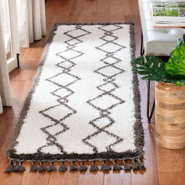 Safavieh Carmella Shag 224 Area Rug, Cream, Grey, 6&7x22 x 6&7x22 Round