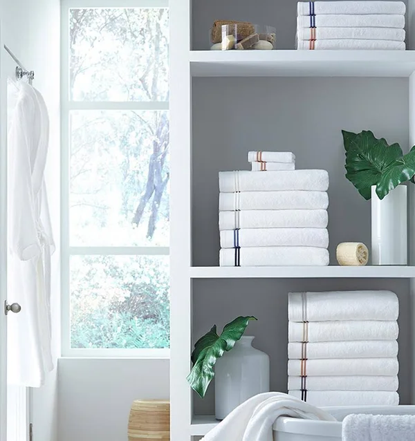 Sferra Aura Bath Sheet - White/Celadon