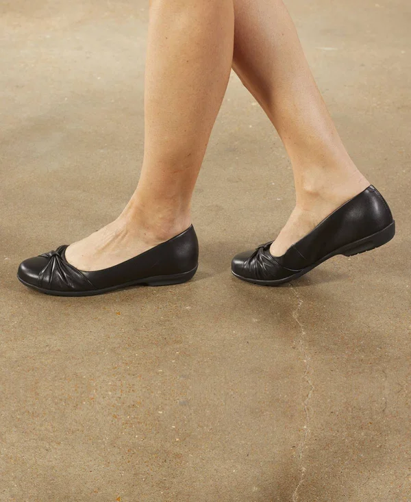 Walking Cradles Fall (Black Leather) Women's Shoes