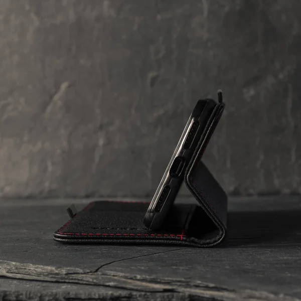 iPhone SE (2020) & iPhone 7/8 Leather Case - Black with Red Detail - Torro