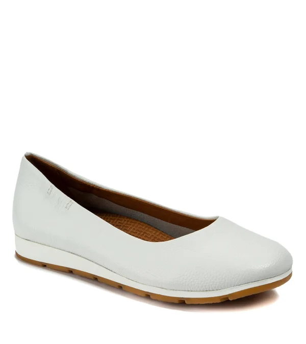 Baretraps Women's Bare Traps Prim Ballet Flat, Size: 8.5, White