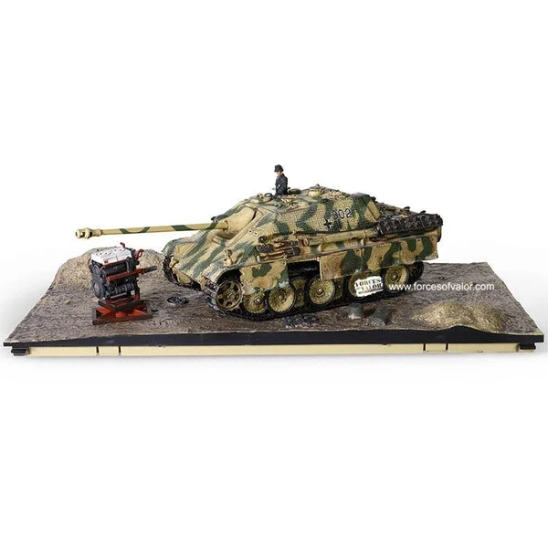 Forces of Valour 1:32 German SD. Kfz. 173 Jagdpanther Ausf. G1 Tank Destroyer with Zimmerit - 590cm, schwere Panzerjager Abteil