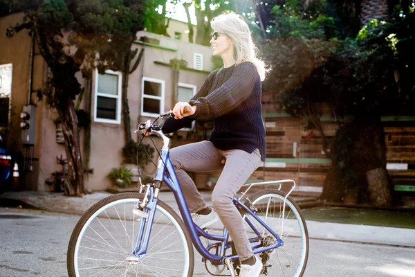 sixthreezero Body Ease Women's 26x22 21-Speed Comfort Bicycle in Cream