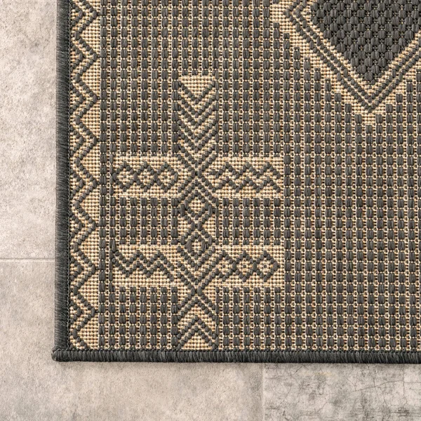nuLOOM Dana Aztec Emblem Beige 6 ft. 7 in. x 9 ft. Indoor/Outdoor Area Rug